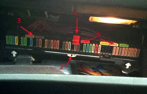 Предохранители БМВ Е39 в бардачке Предохранители БМВ Е39